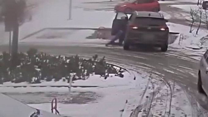 Неудачливая автомобилистка неожиданно оказалась под колёсами своего автомобиля в Польше (Видео)