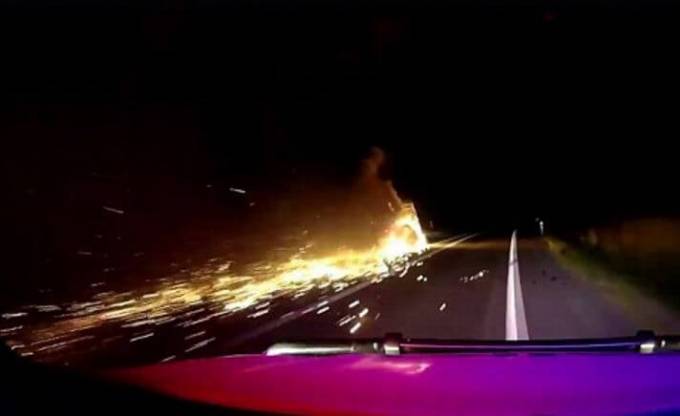 Объятый пламенем автомобиль с прицепом, пронёсся по автомагистрали на глазах у шокированных полицейских (Видео)