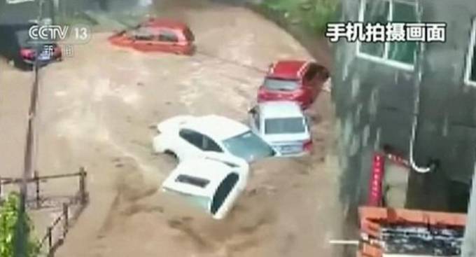 Апокалиптическую картину, уплывающих по затопленным улицам автомобилей можно было наблюдать в Китае (Видео)