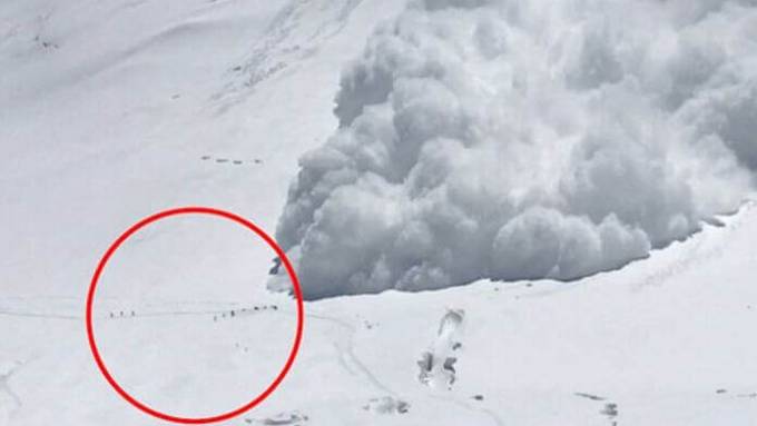 Снежная лавина накрыла иностранных альпинистов во время восхождения на пик Ленина в Киргизии (Видео)