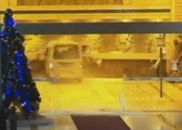 Портье отеля чудом спасся от неуправляемого автомобиля, протаранившего холл гостиницы (Видео)