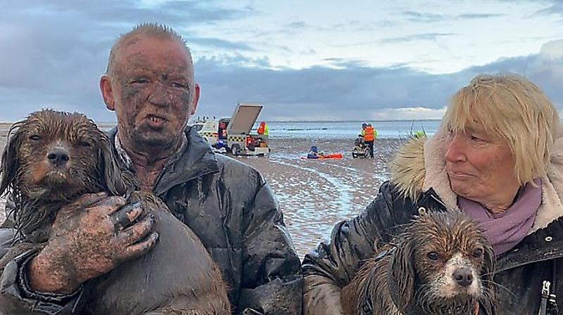 Британские супруги, гуляя с собаками по топкому пляжу, 40 минут принимали незапланированные «грязевые ванны» ▶