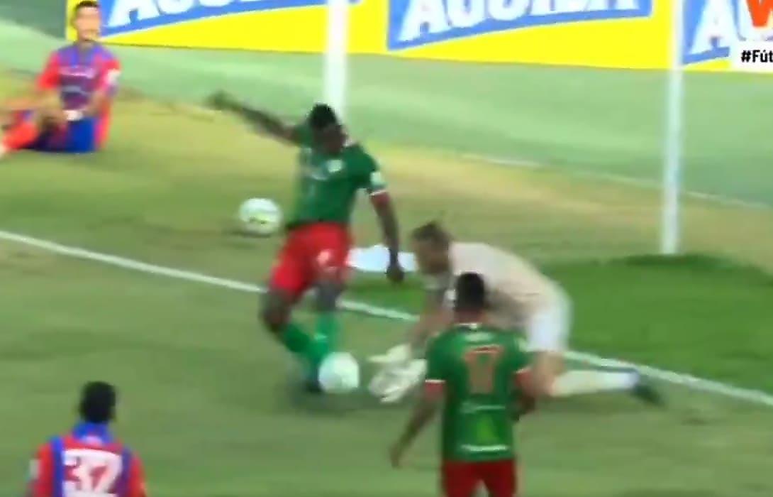 Курьёзный гол пропустил футбольный голкипер в Колумбии
