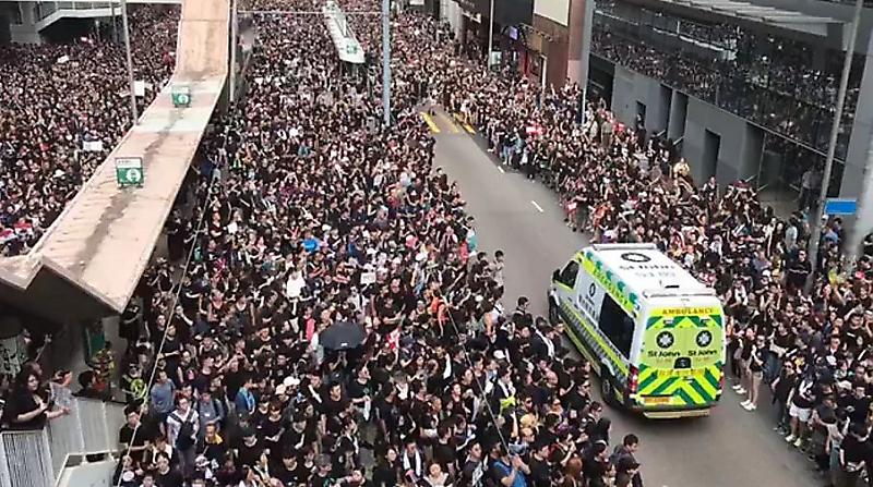 Толпы манифестантов расступились перед машиной скорой помощи в Гонконге ▶