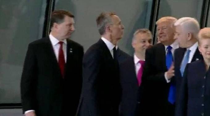 Трамп грубо отодвинул премьер-министра Черногории во время фотосессии членов НАТО. (Видео)
