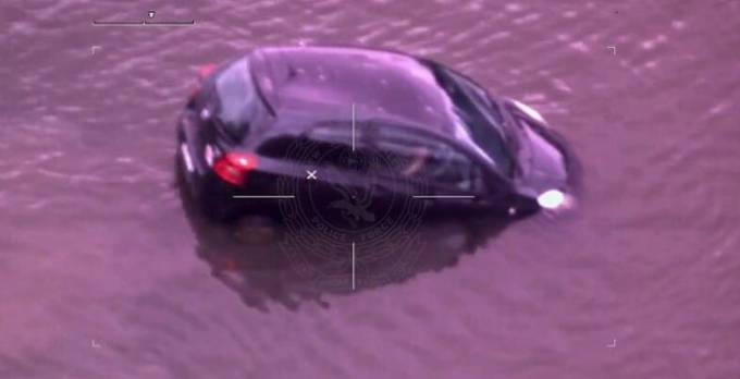 Полицейские спасли женщину, утопившую свой автомобиль в Австралии (Видео)
