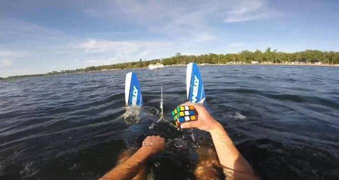 Экстремал собрал «Кубик Рубика», катаясь на водных лыжах (Видео)