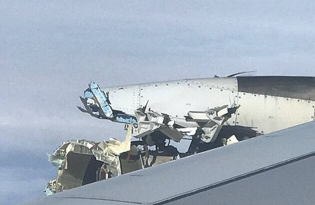 Корпус двигателя пассажирского самолёта A380 во время полёта развалился в небе над Атлантикой. (Видео)