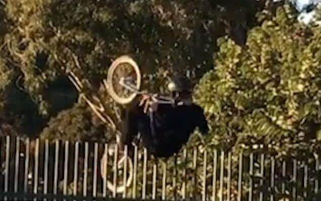 Велосипедист застрял на заборе во время исполнения зрелищного трюка в США. (Видео)