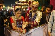 Традиционная массовая свадьба была организована в индийском штате Гуджарат. (Видео) 6