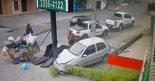 Неуправляемый автомобиль чудом не раздавил бомжа и собаку в Бразилии. (Видео)