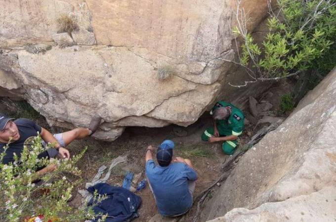 Пропавший без вести фермер, пять дней назад застрявший под скалой, был спасён в ЮАР.