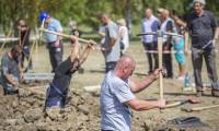 Традиционный конкурс «Grave Digging» (Sírásóversenyt) копателей могил провели в Венгрии. (Видео) 1