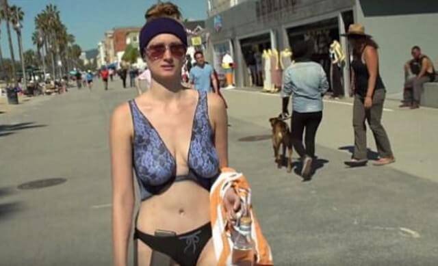 «Голая» модель прогулялась по пляжу в Лос-Анджелесе (Видео)