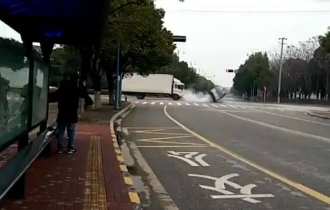 Взорвавшаяся во время езды шина, перевернула легковой автомобиль в Китае. (Видео)