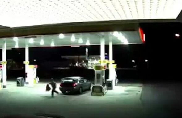 Жертве похищения удалось выбраться из багажника автомобиля на АЗС в США. (Видео)