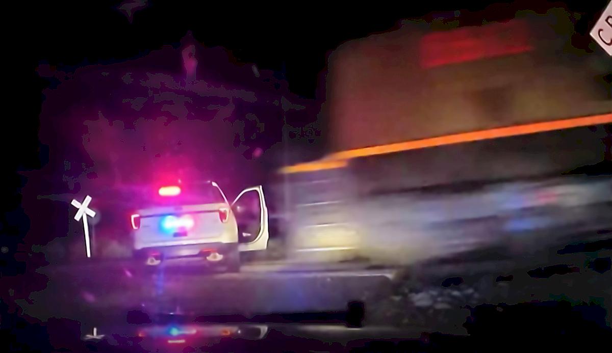 Поезд снёс полицейскую машину с преступницей внутри и попал на видео в США