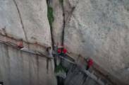 Китайские рабочие отремонтировали высокогорную деревянную дорогу на высоте более 2000 метров (Видео) 3