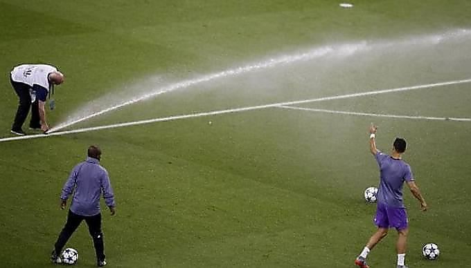 Криштиану Роналду принял незапланированный, холодный душ во время разминки перед финалом в Кардиффе