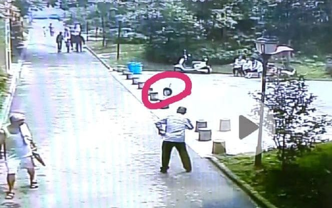 Старик оказался на пути выброшенной из окна сковородки в Китае (Видео)