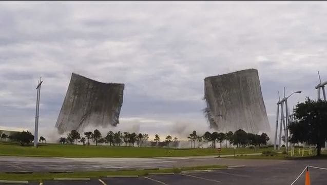 Две градирни взорвали во Флориде (Видео)