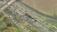 Грузовик с открывшимся кузовом не прошёл по габаритам под автомобильным мостом в Австралии (Видео) 3