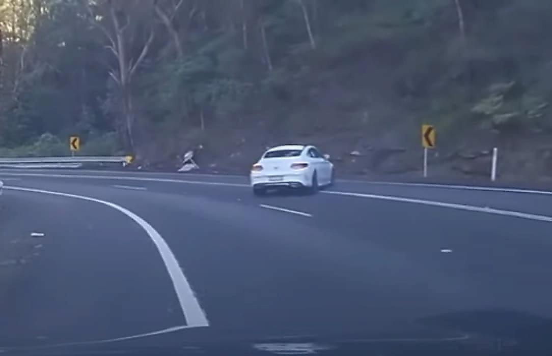 Кувыркающийся «Мерседес» попал на видео на автотрассе в Австралии