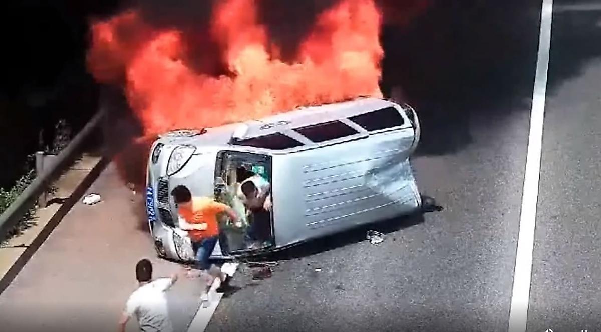 Автовладелец помог пассажирам покинуть загоревшийся микроавтобус в Китае