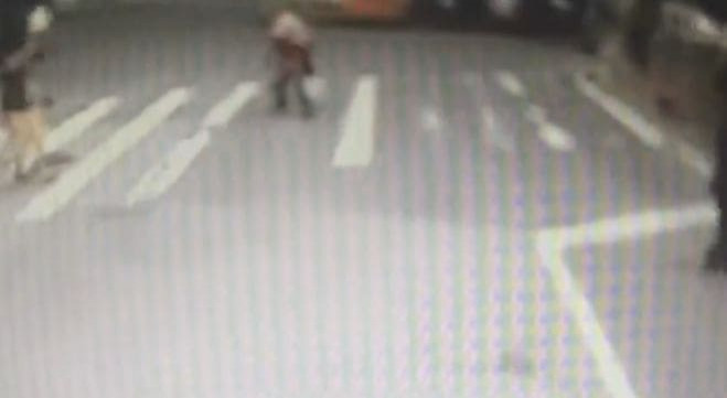 Водитель автобуса поторопил переходящую дорогу пенсионерку и перенёс её на спине по пешеходному переходу (Видео)