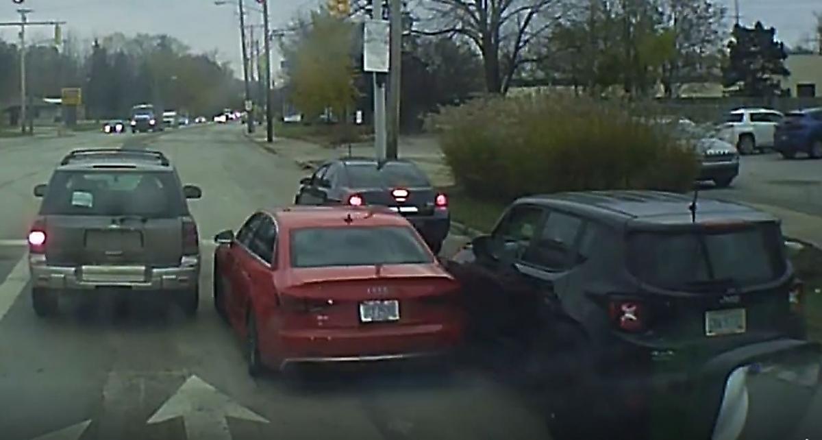 Угонщик с ювелирной точностью протиснул легковушку между автомобилями и попал на видео в США