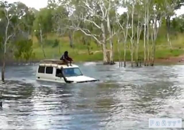 Внедорожник с пассажирами на крыше и в салоне чуть не ушёл под воду в кишащей крокодилами реке (Видео)