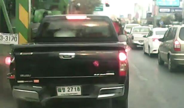 Водитель мусоровоза жестоко «пошутил» над автовладельцами 1-го апреля (Видео)