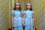 Брюс Уиллис и Стивен Дж. Идс нарядились сёстрами - близнецами из знаменитого американского триллера «Сияние». 3
