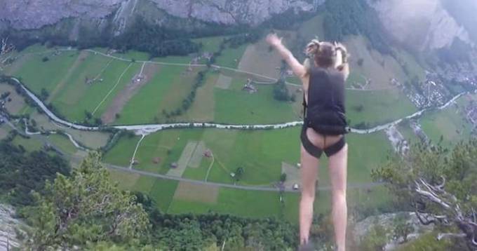 Молодая экстремалка совершила прыжок с парашютом в «чём мать родила». (Видео)