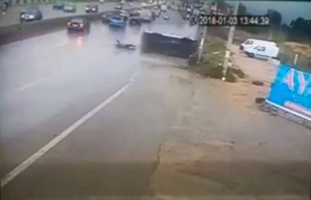 Пассажир «катапультировался» из задней двери, врезавшегося в столб фургона в Ливане. (Видео)