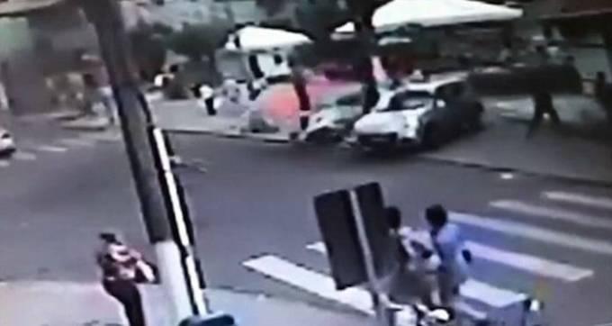 Полицейские застрелили неадекватного водителя, сбившего 6 человек в Бразилии. (Видео)