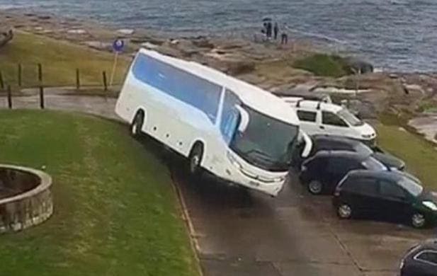 Водитель припарковал туристический автобус на трёх колёсах.