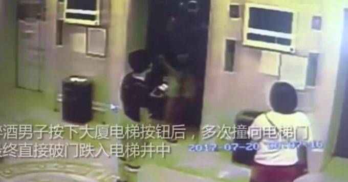 Нетерпеливый, пьяный китаец оказался в шахте лифта по собственной инициативе. (Видео)
