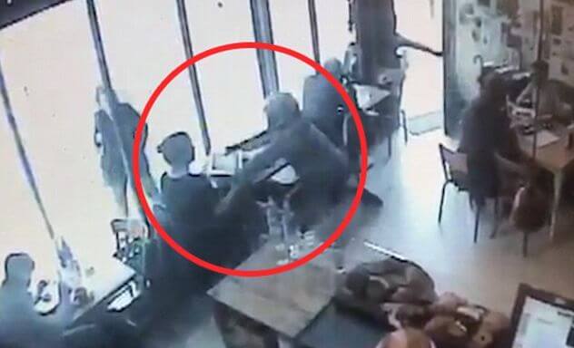 Британские воришки грабят посетителей кафе, не отходя от «кассы». (Видео)