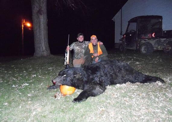 Охотник подстрелил гигантского медведя в Пенсильвании