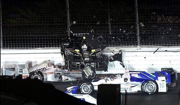 Австралийский гонщик «приземлил» свой автомобиль на машину соперника во время заезда «IndyCar Bommarito 500» в США (Видео)