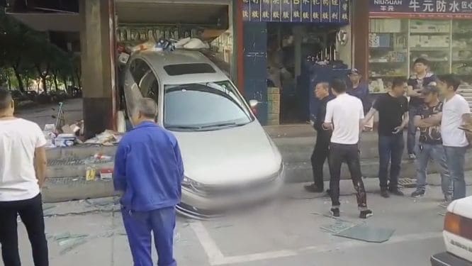 Неопытный водитель умудрился, сдавая задним ходом разнести магазин в Китае (Видео)