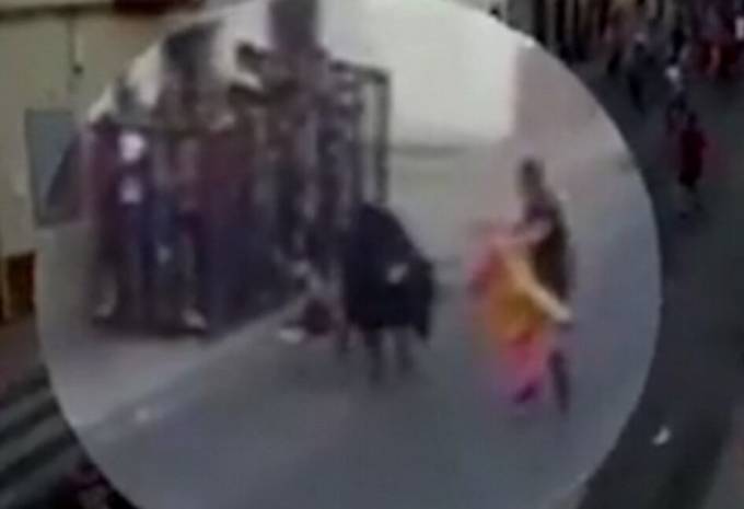Бесстрашный испанец с красной тряпкой принял удар на себя, спасая 14-летнюю девочку от разъярённого быка (Видео)