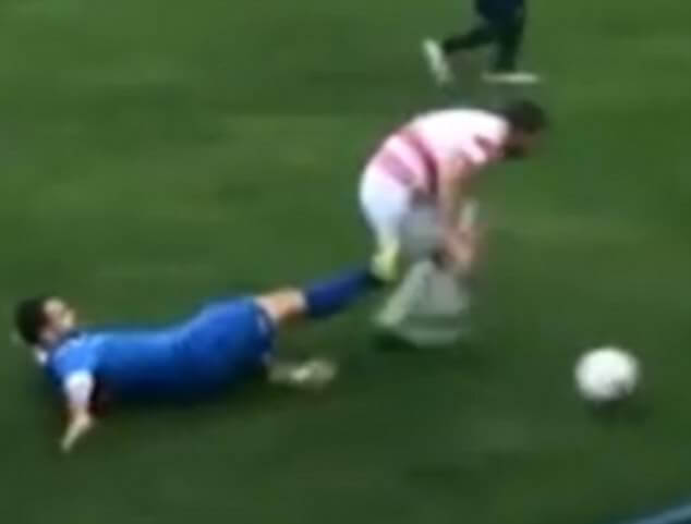 Боснийский футболист остался с одним яичком после того, как получил болезненный удар в пах.