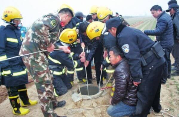 5-летняя девочка, провалившаяся в 20-метровый колодец, была спасена в Китае. (Видео)