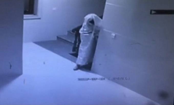 Воришка в костюме призрака попытался ограбить частное жилище в Китае. (Видео)