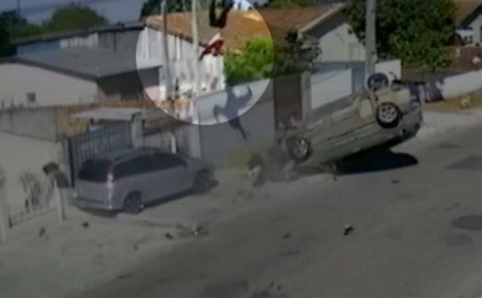 Автоугонщик катапультировался на крышу жилого дома в Бразилии (Видео)