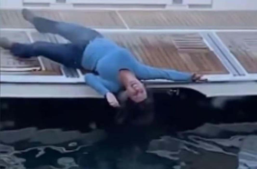 Девчонка упала на коленки в воду