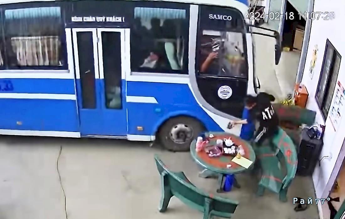 Автобус потревожил покой вьетнамца и чудом не раздавил его: видео