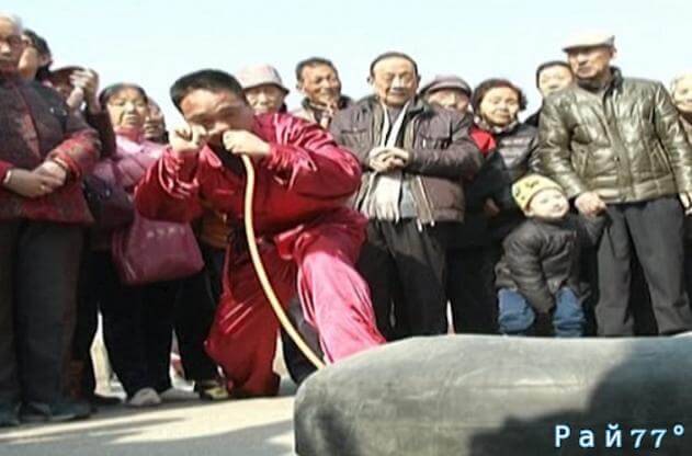 Мужчина накачал носом грузовую автокамеру в Китае. (Видео)